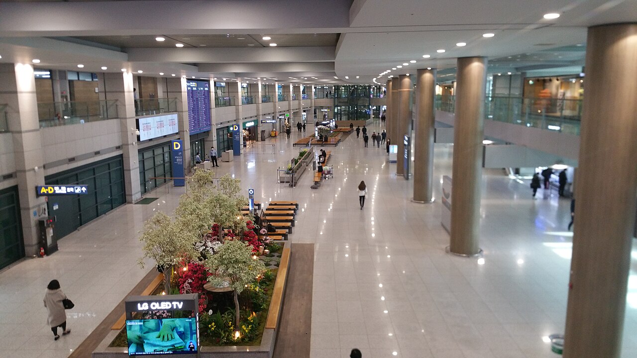 Arrivals hall at Incheon Airport Terminal 1 with Korean exit-gate signs